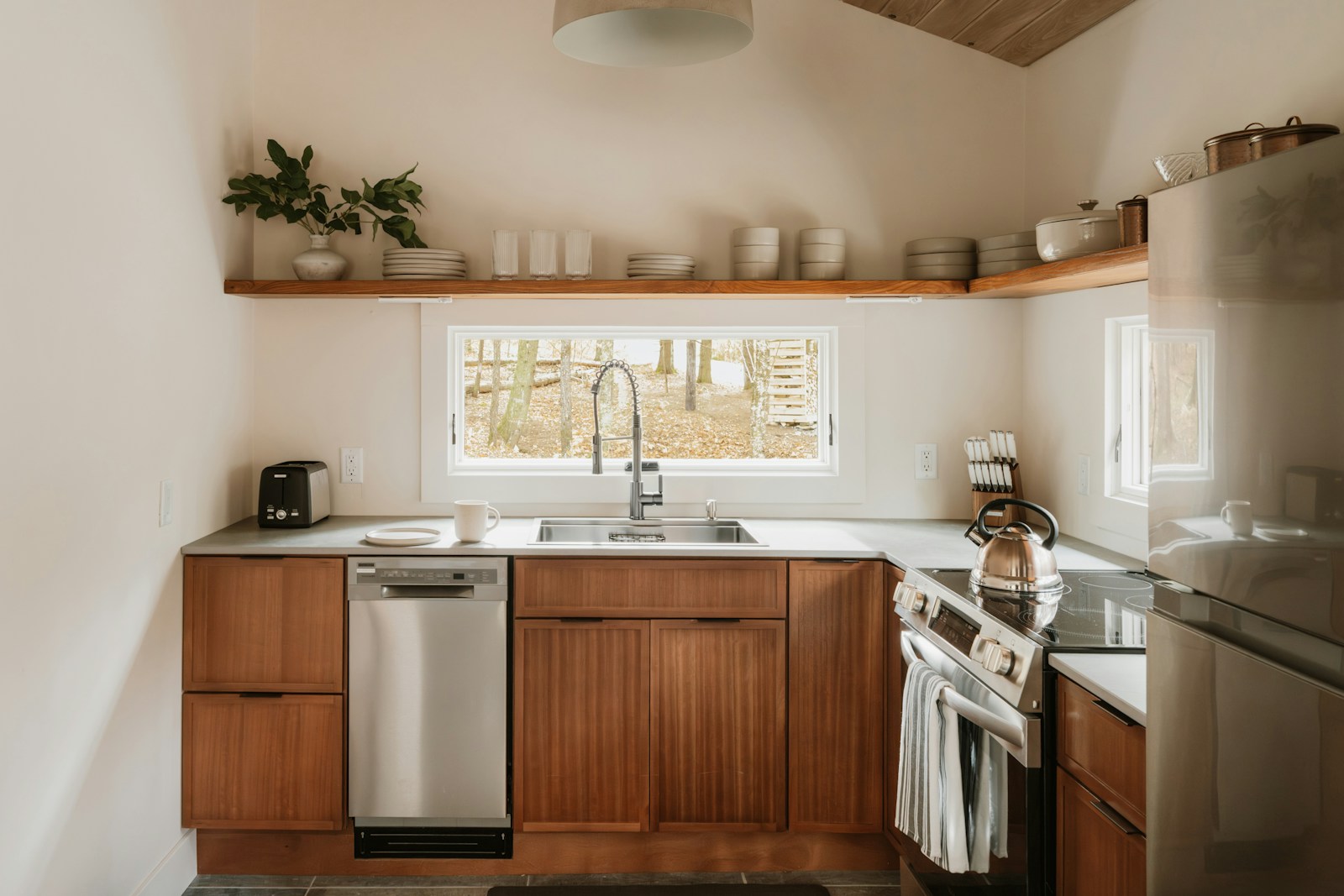 Built-in dishwasher with third rack loaded