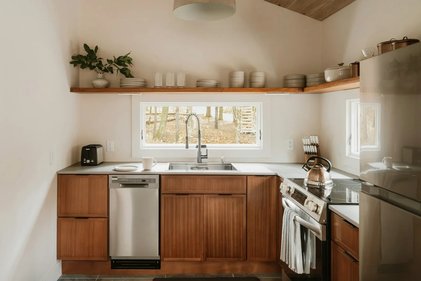 Built-in dishwasher with third rack loaded