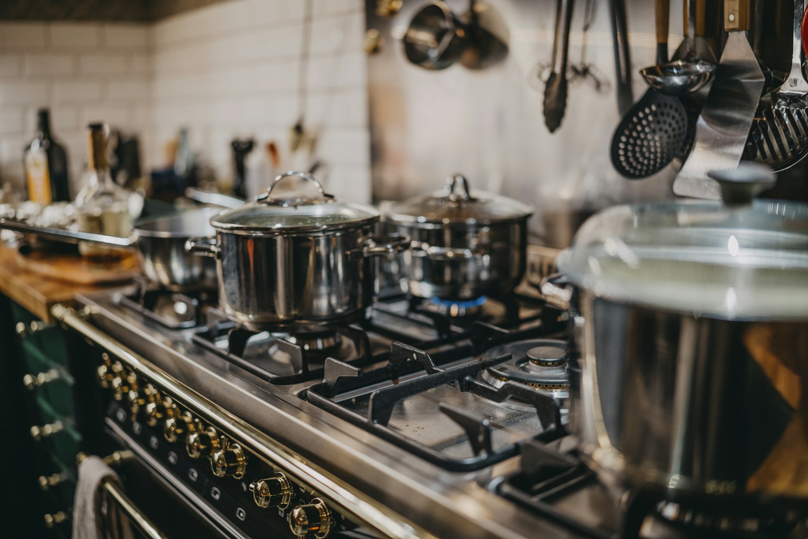 Kitchen range with dual fuel burners and convection oven